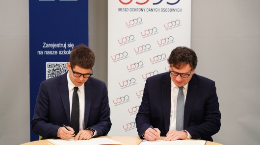 Zdjęcie prezentujące Prezesa Urzędu Ochrony Danych Osobowych Mirosława Wróblewskiego podpisującego z Łukaszem Jankowskim, prezesem Naczelnej Rady Lekarskiej, porozumienia o współpracy w zakresie ochrony danych osobowych w działalności podmiotów medycznych