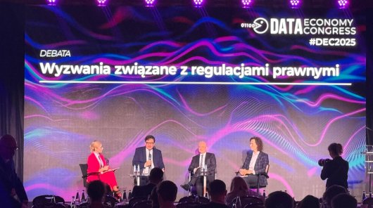 Zdjęcie przedstawiające Prezesa UODO Mirosława Wróblewskiego, który uczestniczył w 5. Data Economy Congress. To wydarzenie poświęcone omówieniu nowego modelu gospodarki, jakim jest gromadzenie, przetwarzanie i wykorzystywanie danych.