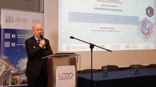 Konferencja „Europejska przestrzeń danych dot. zdrowia – wyzwanie dla Europy. Wdrażanie rozwiązań w erze AI, Big Data i medycyny spersonalizowanej”. Wydarzenie zostało zorganizowane przez Prezesa Urzędu Ochrony Danych Osobowych wraz z Wydziałem Prawa i Administracji Uniwersytetu Warszawskiego (UW), Wydziałem Medycznym UW, Instytutem Nauk Prawnych Polskiej Akademii Nauk oraz Naczelną Izbą Lekarską.
