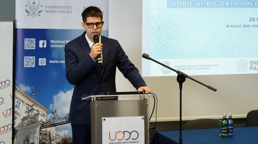 Konferencja „Europejska przestrzeń danych dot. zdrowia – wyzwanie dla Europy. Wdrażanie rozwiązań w erze AI, Big Data i medycyny spersonalizowanej”. Wydarzenie zostało zorganizowane przez Prezesa Urzędu Ochrony Danych Osobowych wraz z Wydziałem Prawa i Administracji Uniwersytetu Warszawskiego (UW), Wydziałem Medycznym UW, Instytutem Nauk Prawnych Polskiej Akademii Nauk oraz Naczelną Izbą Lekarską.