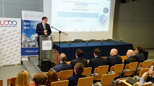 Prezes UODO, Mirosław Wróblewski podczas konferencji „Europejska przestrzeń danych dot. zdrowia – wyzwanie dla Europy. Wdrażanie rozwiązań w erze AI, Big Data i medycyny spersonalizowanej”. Wydarzenie zostało zorganizowane przez Prezesa Urzędu Ochrony Danych Osobowych wraz z Wydziałem Prawa i Administracji Uniwersytetu Warszawskiego (UW), Wydziałem Medycznym UW, Instytutem Nauk Prawnych Polskiej Akademii Nauk oraz Naczelną Izbą Lekarską.