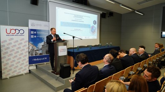 Konferencja „Europejska przestrzeń danych dot. zdrowia – wyzwanie dla Europy. Wdrażanie rozwiązań w erze AI, Big Data i medycyny spersonalizowanej”. Wydarzenie zostało zorganizowane przez Prezesa Urzędu Ochrony Danych Osobowych wraz z Wydziałem Prawa i Administracji Uniwersytetu Warszawskiego (UW), Wydziałem Medycznym UW, Instytutem Nauk Prawnych Polskiej Akademii Nauk oraz Naczelną Izbą Lekarską.