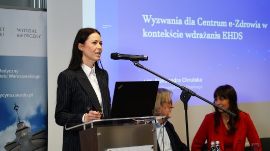 Konferencja „Europejska przestrzeń danych dot. zdrowia – wyzwanie dla Europy. Wdrażanie rozwiązań w erze AI, Big Data i medycyny spersonalizowanej”. Wydarzenie zostało zorganizowane przez Prezesa Urzędu Ochrony Danych Osobowych wraz z Wydziałem Prawa i Administracji Uniwersytetu Warszawskiego (UW), Wydziałem Medycznym UW, Instytutem Nauk Prawnych Polskiej Akademii Nauk oraz Naczelną Izbą Lekarską.