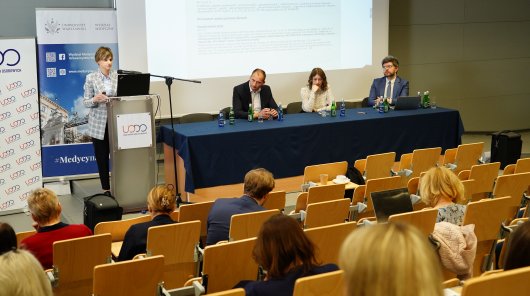 Konferencja „Europejska przestrzeń danych dot. zdrowia – wyzwanie dla Europy. Wdrażanie rozwiązań w erze AI, Big Data i medycyny spersonalizowanej”. Wydarzenie zostało zorganizowane przez Prezesa Urzędu Ochrony Danych Osobowych wraz z Wydziałem Prawa i Administracji Uniwersytetu Warszawskiego (UW), Wydziałem Medycznym UW, Instytutem Nauk Prawnych Polskiej Akademii Nauk oraz Naczelną Izbą Lekarską.