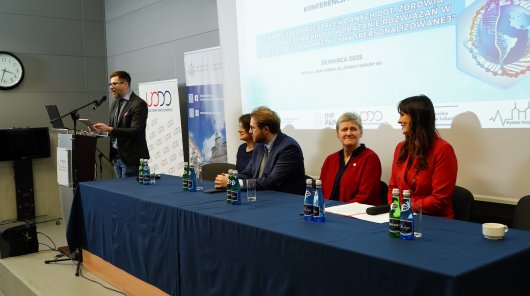 Konferencja „Europejska przestrzeń danych dot. zdrowia – wyzwanie dla Europy. Wdrażanie rozwiązań w erze AI, Big Data i medycyny spersonalizowanej”. Wydarzenie zostało zorganizowane przez Prezesa Urzędu Ochrony Danych Osobowych wraz z Wydziałem Prawa i Administracji Uniwersytetu Warszawskiego (UW), Wydziałem Medycznym UW, Instytutem Nauk Prawnych Polskiej Akademii Nauk oraz Naczelną Izbą Lekarską.