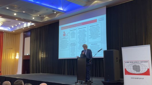 Zdjęcie przedstawiające zastępcę prezesa UODO Konrada Komornickiego podczas konferencji Głównego Geodety Kraju