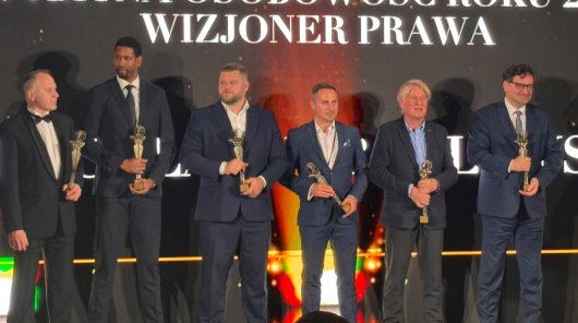 Zdjęcie prezentujące Prezesa Urzędu Ochrony Danych Osobowych Mirosława Wróblewskiego, który został uhonorowany prestiżowym tytułem „Wybitna Osobowość Roku 2025 – Wizjoner Prawa”