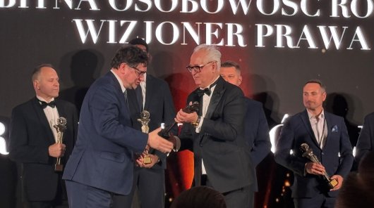 Zdjęcie prezentujące Prezesa Urzędu Ochrony Danych Osobowych Mirosława Wróblewskiego, który został uhonorowany prestiżowym tytułem „Wybitna Osobowość Roku 2025 – Wizjoner Prawa”
