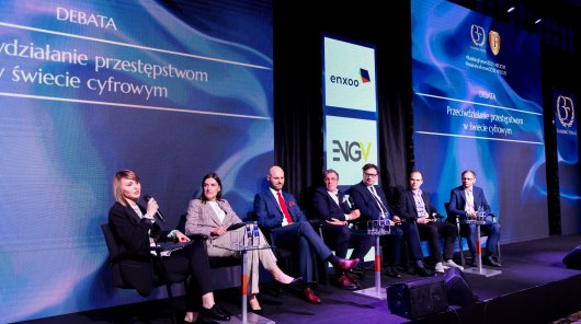 Trzeci od prawej strony: Prezes UODO Mirosław Wróblewsk