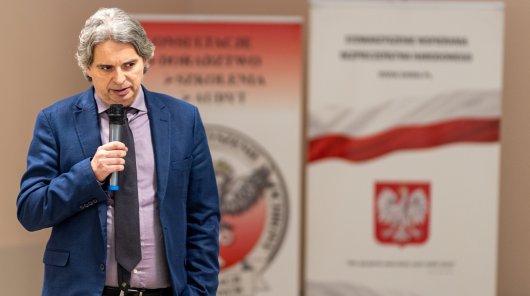 Zdjęcie przedstawia zastępcę prezesa UODO Konrada komornickiego 