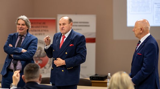 Zdjęcie przedstawia zastępcę prezesa UODO Konrada komornickiego 