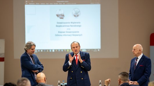 Zdjęcie przedstawia zastępcę prezesa UODO Konrada komornickiego 