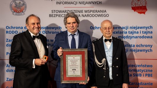 Zdjęcie przedstawia zastępcę prezesa UODO Konrada komornickiego 