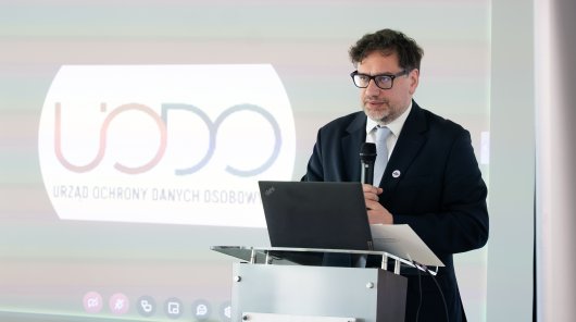 Zdjęcie przedstawiające prezesa Urzędu Ochrony Danych Osobowych Mirosława Wróblewskiego podczas seminarium eksperckiego „Aktualne wyzwania ochrony danych osobowych w związkach wyznaniowych w Polsce”
