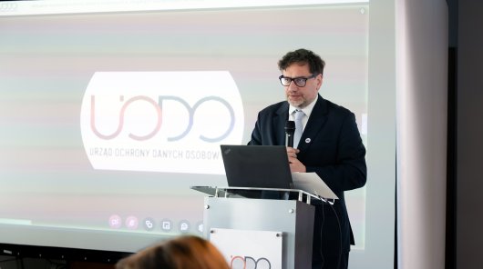 Zdjęcie przedstawiające prezesa Urzędu Ochrony Danych Osobowych Mirosława Wróblewskiego podczas seminarium eksperckiego „Aktualne wyzwania ochrony danych osobowych w związkach wyznaniowych w Polsce”
