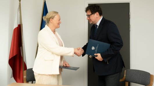 Zdjęcie przedstawiające Mirosława Wróblewskiego - prezesa UODO oraz prezes Fundacji PPL Joannę Bochniarz 