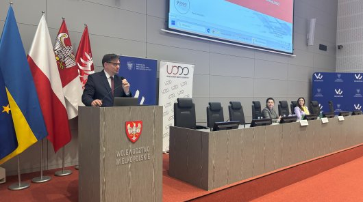 Zdjęcie przeciwstawiające Prezesa UODO, Mirosława Wróblewskiego podczas spotkań regionalnych „UODO rusza w kraj”