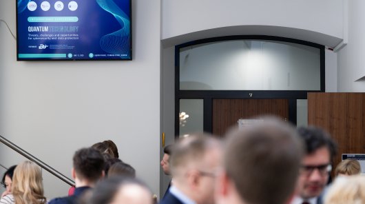 Zdjęcie z międzynarodowej konferencji pt. „Technologie kwantowe: zagrożenia, wyzwania i szanse dla cyberbezpieczeństwa i ochrony danych osobowych”. 
