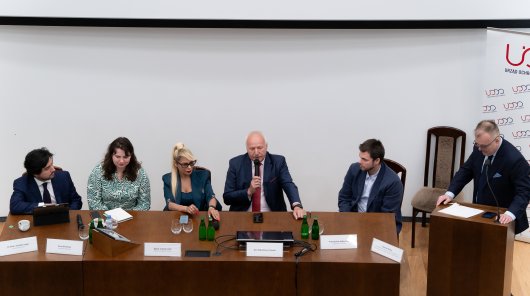 Zdjęcie z międzynarodowej konferencji pt. „Technologie kwantowe: zagrożenia, wyzwania i szanse dla cyberbezpieczeństwa i ochrony danych osobowych”. 