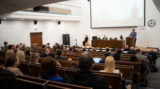 Zdjęcie z międzynarodowej konferencji pt. „Technologie kwantowe: zagrożenia, wyzwania i szanse dla cyberbezpieczeństwa i ochrony danych osobowych”. 