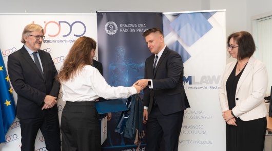 Zdjęcie z uroczystości wręczenia nagród XIII edycji konkursu na esej dla studentów