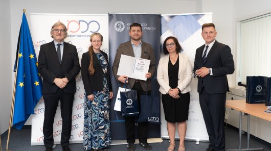 Zdjęcie z uroczystości wręczenia nagród XIII edycji konkursu na esej dla studentów