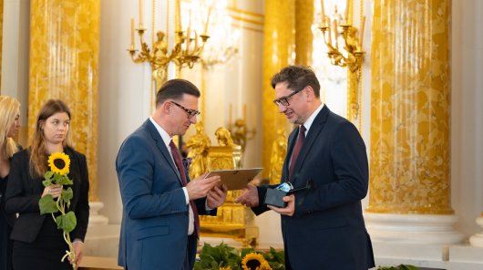 Zdjęcie z 7 października 2025 r. na Zamku Królewskim w Warszawie, gdzie program edukacyjny „Twoje dane – Twoja sprawa” został uhonorowany tytułem Inicjatywy Edukacyjnej Roku