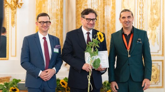 Zdjęcie z 7 października 2025 r. na Zamku Królewskim w Warszawie, gdzie program edukacyjny „Twoje dane – Twoja sprawa” został uhonorowany tytułem Inicjatywy Edukacyjnej Roku