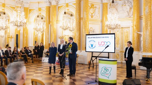 Zdjęcie z 7 października 2025 r. na Zamku Królewskim w Warszawie, gdzie program edukacyjny „Twoje dane – Twoja sprawa” został uhonorowany tytułem Inicjatywy Edukacyjnej Roku