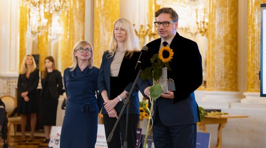 Zdjęcie z 7 października 2025 r. na Zamku Królewskim w Warszawie, gdzie program edukacyjny „Twoje dane – Twoja sprawa” został uhonorowany tytułem Inicjatywy Edukacyjnej Roku