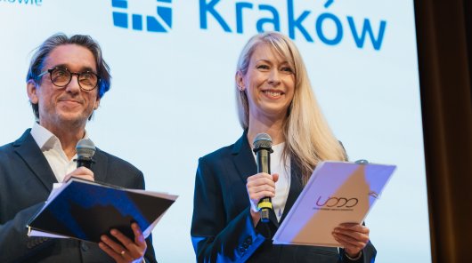 Zdjęcie przedstawia prowadzących wydarzenia. 