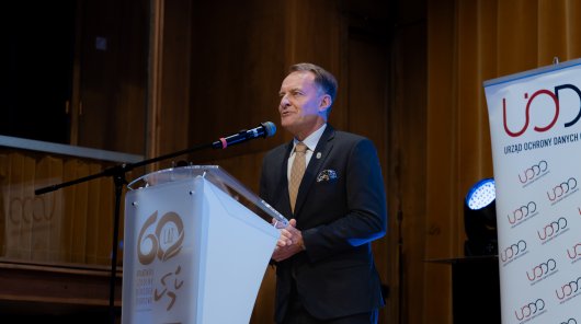 Zdjęcie przedstawia prelegenta konferencji 