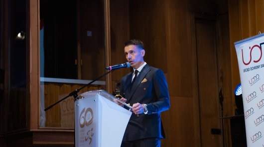 Zdjęcie przedstawia prelegenta konferencji 