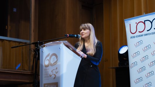 Zdjęcie przedstawia przemawiającą  Rzeczniczkę Praw Dziecka 