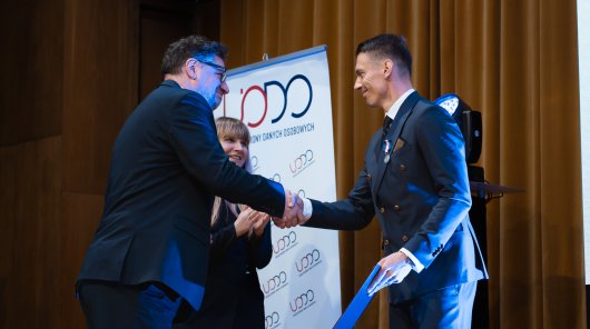 Zdjęcie przedstawia wręczenie odznaczenia od Rzeczniczki praw Dziecka 