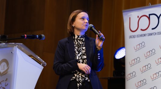 Zdjęcie przedstawia prelegentkę konferencji 