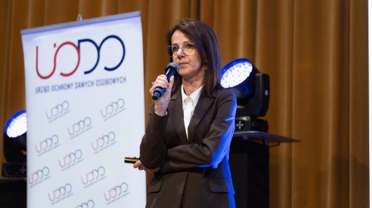 Zdjęcie przedstawia przemawiającą ekspertkę UODO 