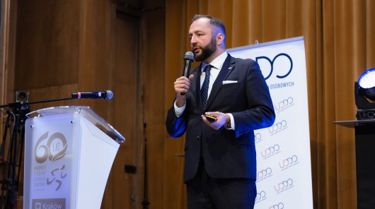 Zdjęcie przedstawia przemawiającego prelegenta konferencji 