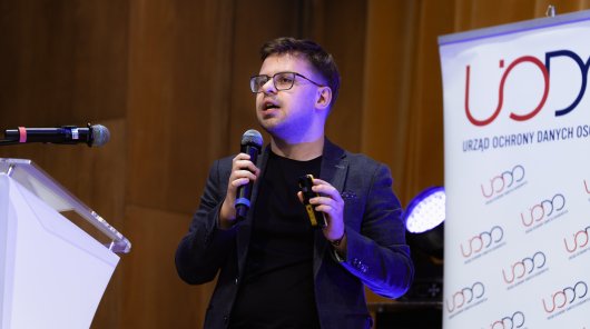 Zdjęcie przedstawia przemawiającego prelegenta konferencji 