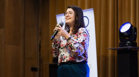 Zdjęcie przedstawia przemawiającą prelegentkę konferencji 