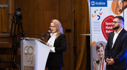 Zdjęcie przedstawia przemawiającą prelegentkę konferencji 