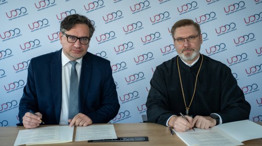 Zdjęcie - Mirosław Wróblewski i Kościelny Inspektor Ochrony Danych Osobowych Polskiego Autokefalicznego Kościoła Prawosławnego ks. Andrzej Lewczak 15 października 2025 r. podpisali porozumienie o współpracy i wzajemnym przekazywaniu informacji