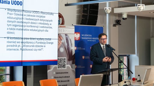 Zdjęcie z ogólnopolskiej inicjatywy „UODO rusza w kraj”, której celem jest wzmacnianie świadomości społecznej w zakresie ochrony danych osobowych i odpowiedzialnego korzystania z nowych technologii.