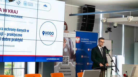 Zdjęcie z ogólnopolskiej inicjatywy „UODO rusza w kraj”, której celem jest wzmacnianie świadomości społecznej w zakresie ochrony danych osobowych i odpowiedzialnego korzystania z nowych technologii.