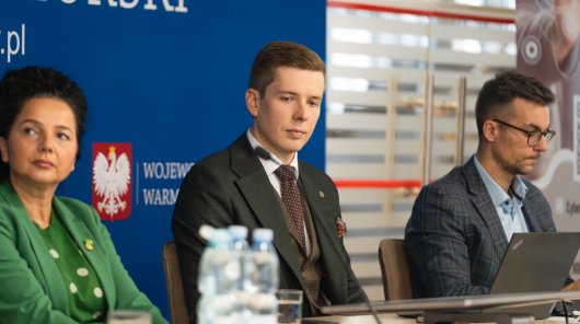 Zdjęcie z ogólnopolskiej inicjatywy „UODO rusza w kraj”, której celem jest wzmacnianie świadomości społecznej w zakresie ochrony danych osobowych i odpowiedzialnego korzystania z nowych technologii.