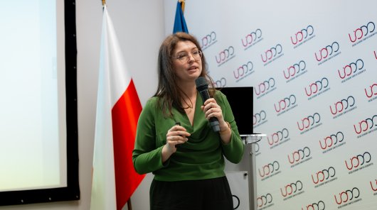 Zdjęcie z 22 i 23 października 2025 r., gdzie w siedzibie Urzędu Ochrony Danych Osobowych odbyła się konferencja szkoleniowa „Prywatność i sztuczna inteligencja w edukacji”, inaugurująca XVI edycję programu „Twoje dane – Twoja sprawa”