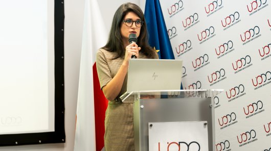 Zdjęcie z 22 i 23 października 2025 r., gdzie w siedzibie Urzędu Ochrony Danych Osobowych odbyła się konferencja szkoleniowa „Prywatność i sztuczna inteligencja w edukacji”, inaugurująca XVI edycję programu „Twoje dane – Twoja sprawa”