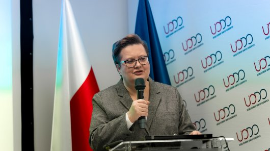 Zdjęcie z 22 i 23 października 2025 r., gdzie w siedzibie Urzędu Ochrony Danych Osobowych odbyła się konferencja szkoleniowa „Prywatność i sztuczna inteligencja w edukacji”, inaugurująca XVI edycję programu „Twoje dane – Twoja sprawa”