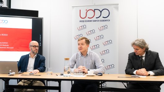 Od lewej: Andrzej Zieliński, UODO i Jakub Groszkowski, UODO, Konrad Komornicki, zastępca Prezesa UODO