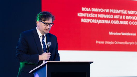 Mirosław Wróblewski, prezes UODO na mównicy podczas wystąpienia na XX Kongresie Przemysłu i Rynku Motoryzacyjnego